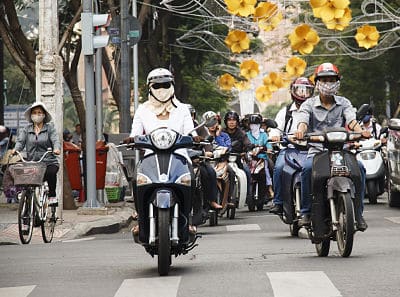 Veilig de weg oversteken in Vietnam
