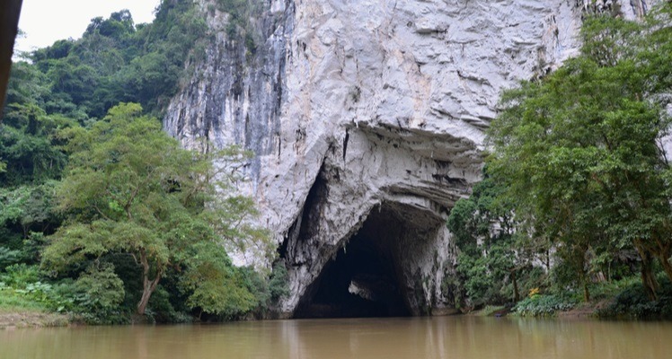 Puong Cave op de Nang Rivier