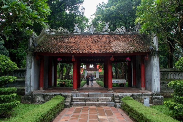 De grote middenpoort van de tempel of literature. Dai Trung Mon in het Vietnamees