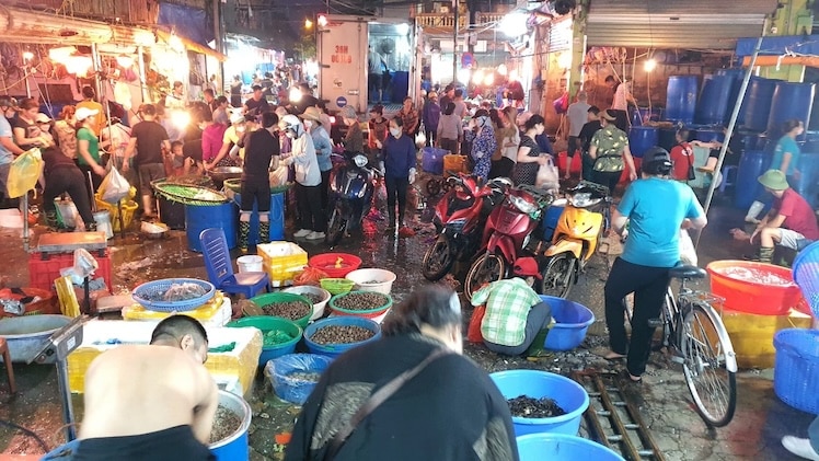De Long Bien markt in Hanoi