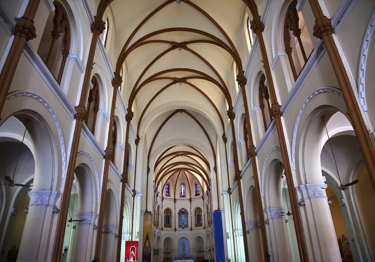 Het interieur van de basiliek van Saigon.