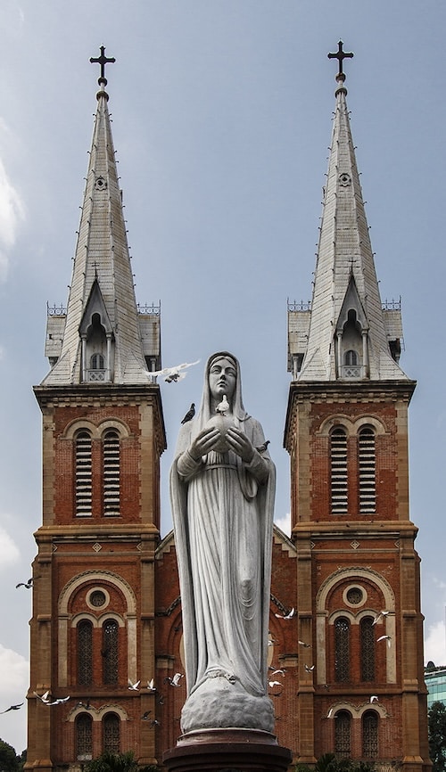Het Mariabeeld voor de kathedraal. 