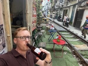 Biertje drinken op de trein straat in Hanoi