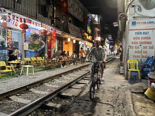 Fietser langs Hanoi Train Street