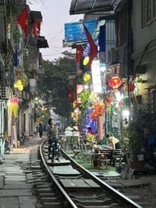 Hanoi Train Street in de avond.