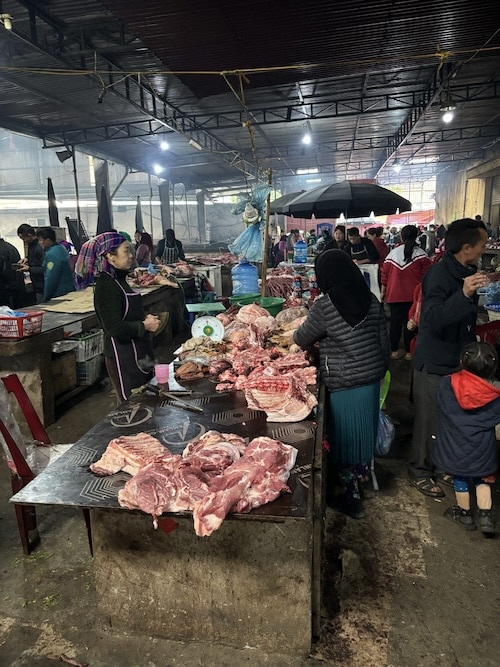 Vleesverkoop binnengedeelte Meo Vac Markt