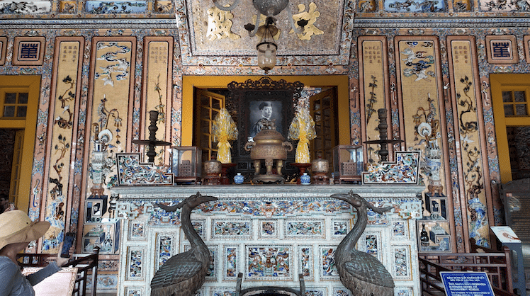 Het altaar een kamer voor het bronzen beeld. 