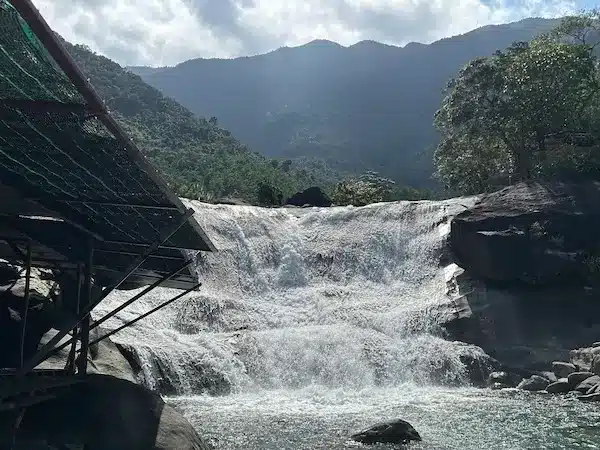 Een waterval in Bach Ma National Park. 