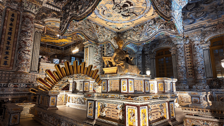 Het bronzen beeld van Keizer Khai Dinh is prachtig. 