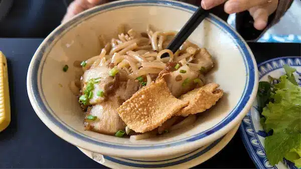 Cau Lau is de naam van een speciaal soort noedels, een specialiteit van deze regio. 