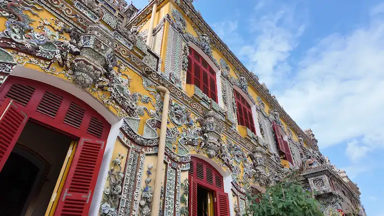 Close up van het Kien Trung Paviljoen. 