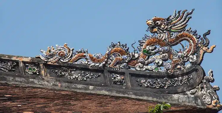 Detail van een draak op het dak van Thai Hoa Palace. 
