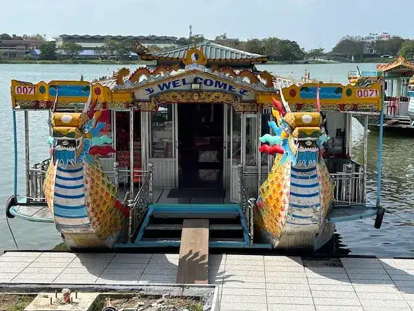 Een tour met een drakenboot over de Parfum Rivier is een populaire activiteit in Hue. 
