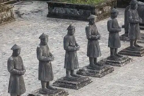 De iconische standbeelden op het eerhof. 