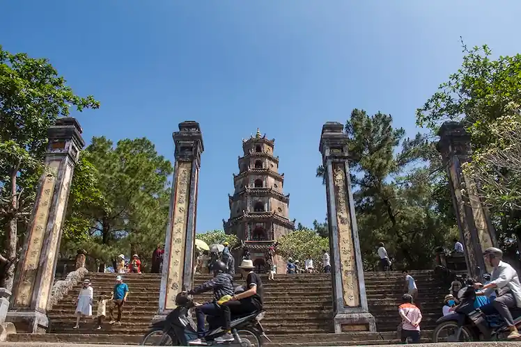 De trappen van waar je het Thien Mu Pagode complex betreedt. 
