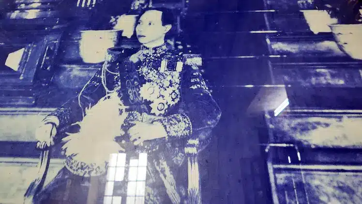 Een foto van een oude foto van Keizer Khai Dinh, gemaakt in het museum. 