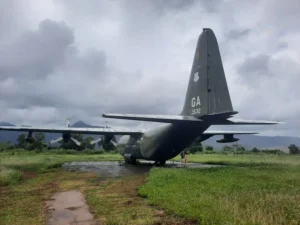 Vliegtuig bij Khe San Combat Base.