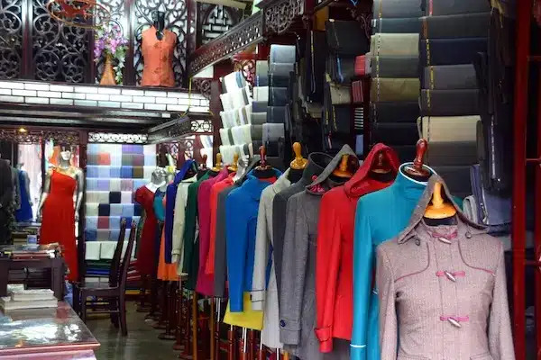 HoiAn is een populaire plek om kleding te laten maken vanwege de gunstige prijzen. 