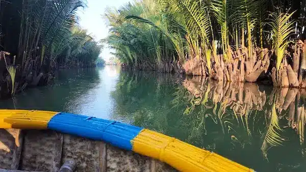 In een mandboot door het kokosnotenbos. 