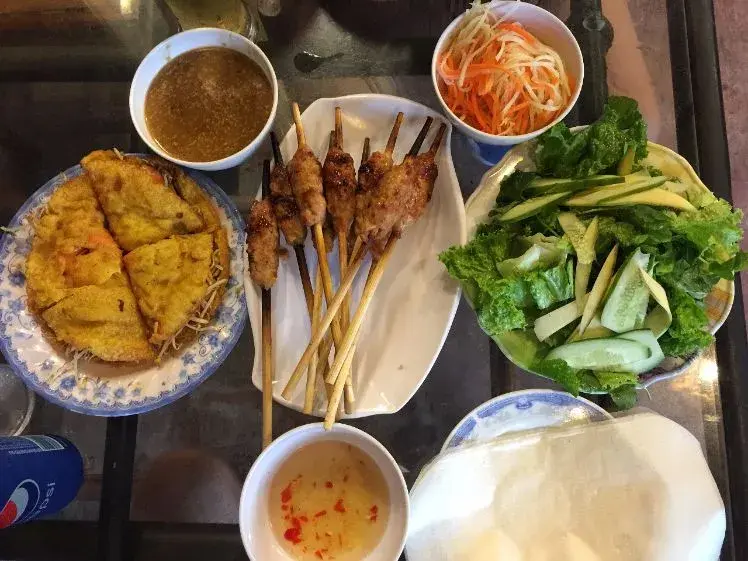 Banh Khoai met Nem Lui is een heerlijk streekgerecht. 