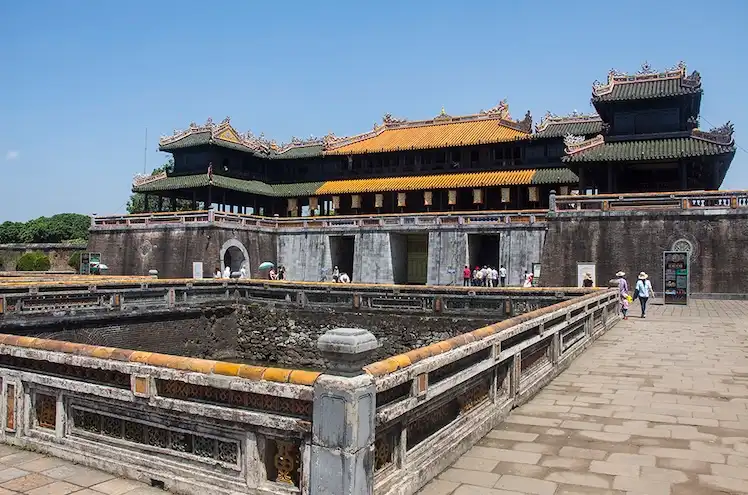 De Ngo Mon Gate is waar je de citadel van Hue binnenkomt. 