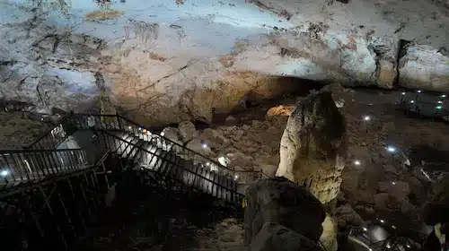 Binnen in de Paradise Cave. 