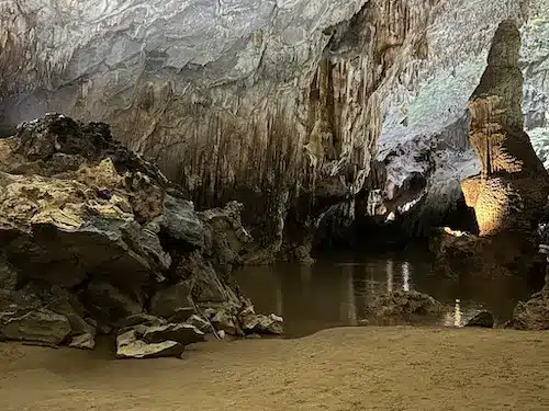 De Phong Nha Cave ga je per boot in, maar je kunt er ook een stukje rondlopen. 