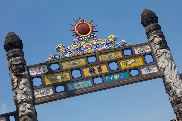 Poort naar Thai Hoa Palace