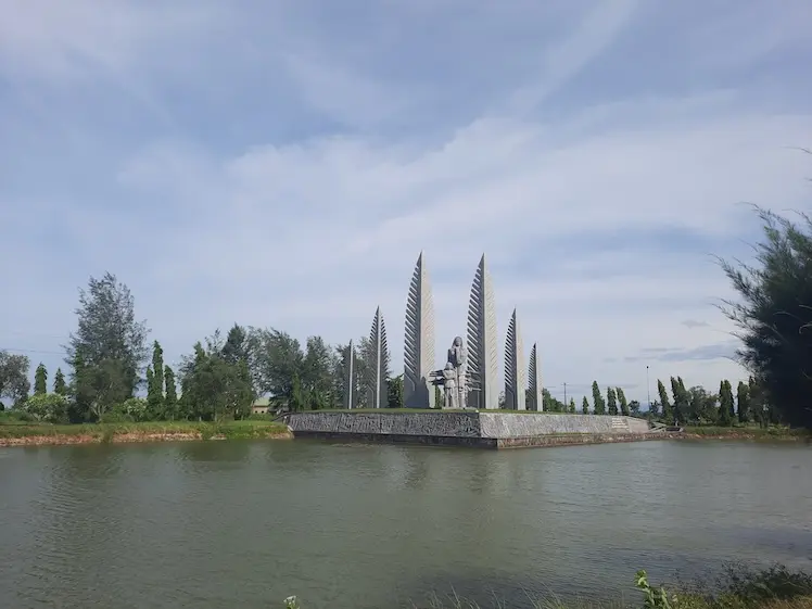 standbeeld-hien-luong-bridge Het monument bij de Hien Luong Brug.