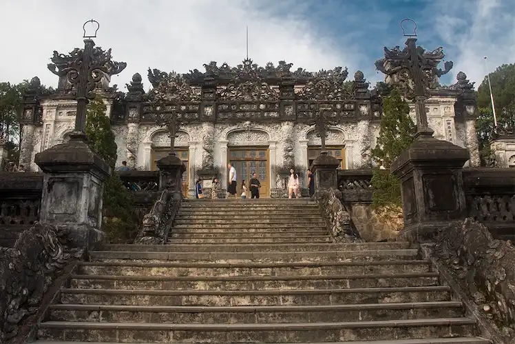 Overzicht van het Thien Dinh Palace binnen het complex van Khai DInh's Tombe. 