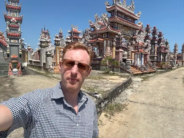 Selfie van Thomas bij de An Bang Cemetery laat goed zien hoe groot dit complex is. 