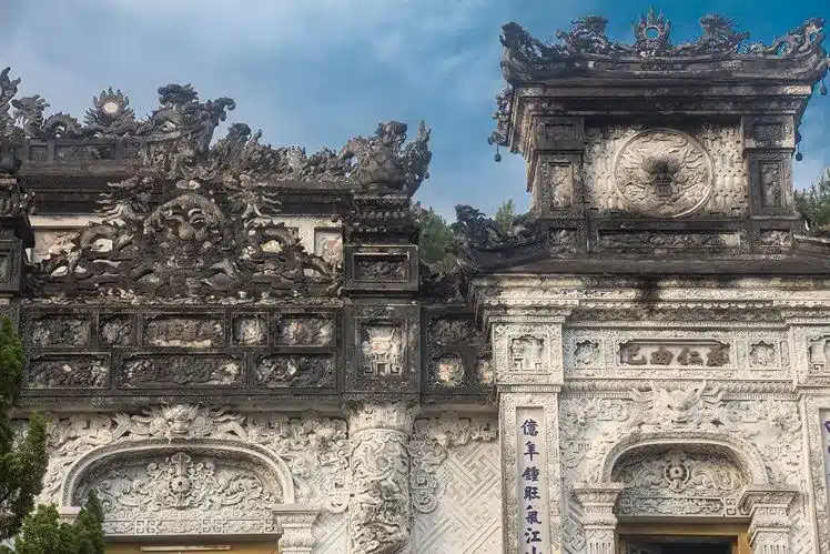 e tombe van keizer Khai Dinh ligt een stukje buiten Hue op het platteland. 