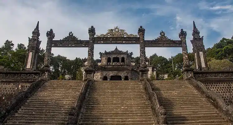 De trap bij Khai DInh's tombe is een in het oog springende bezienswaardigheid. 