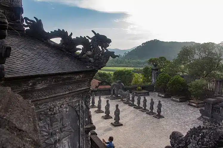 Vanaf het hoogste punt heb je een mooi uitzicht over de heuvels in het landschap. 