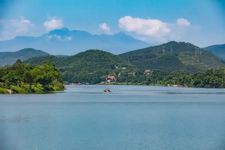 Uitzicht over de fotogenieke Parfum Rivier, gezien vanaf de Thien Mu Pagode. 