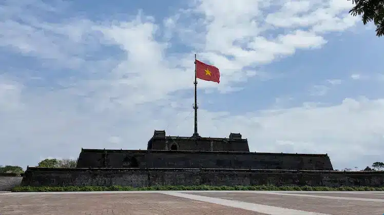 De vlaggetoren vlakbij de Ngo Mon Poort. 