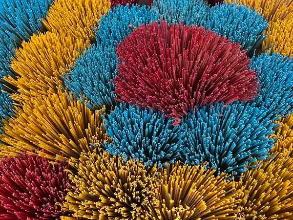 Closeup van wierookstokjes. 